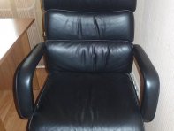 Кресло в кабинете