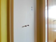 Втроенный шкаф в коридоре